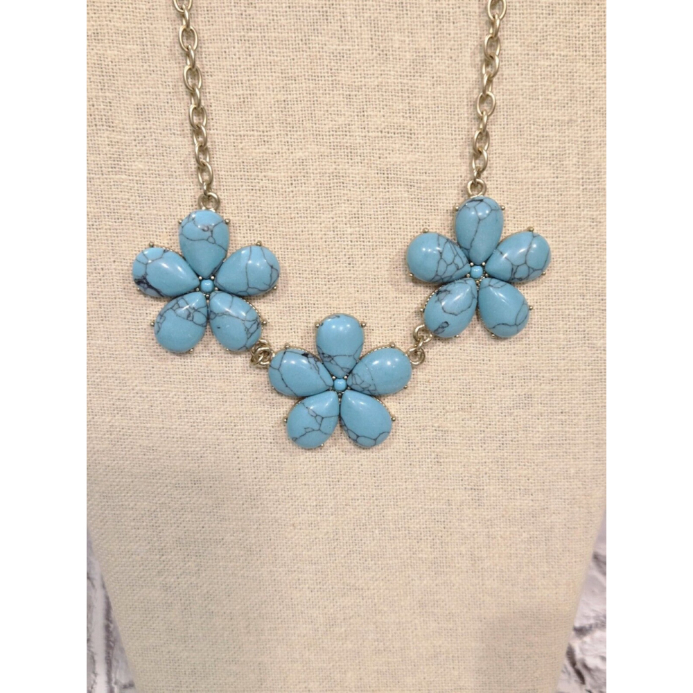 Beautiful Faux Turquoise Gold Tone Statement Necklace EUC 16" - Picture 3 of 3